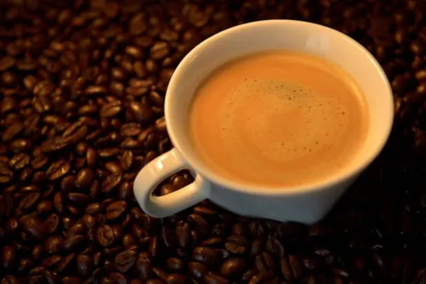 تناول القهوة باعتدال، نحو كوبين إلى ثلاثة أكواب يومياً، يرتبط بأدنى خطر للإصابة باضطرابات المزاج والتوتر (أرشيفية-رويترز)