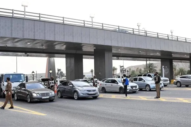 Police return violators and vehicles at security checkpoints leading to Makkah. (SPA) 