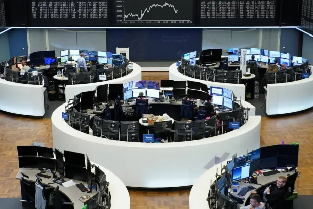 رسم بياني لمؤشر الأسهم الألماني «داكس» في بورصة فرانكفورت (رويترز)