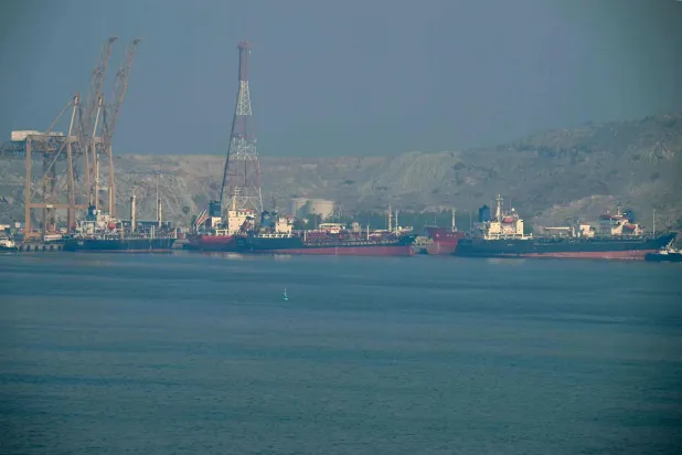 ناقلات نفط في محطة خورفكان للحاويات (أ.ف.ب)