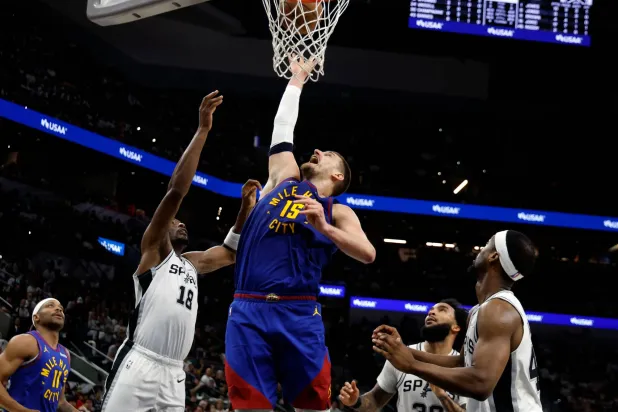 الصربي نيكولا يوكيتش قاد فريقه دنفر ناغتس إلى الفوز على سان أنتونيو سبيرز (أ.ف.ب)