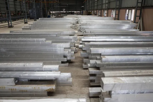 مخزونات شرائح ألمنيوم داخل مصنع مغلق في داهيجام بالهند (رويترز)