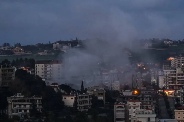 دخان يتصاعد من موقع القصف الإسرائيلي على مدينة النبطية في جنوب لبنان أمس (أ.ف.ب)