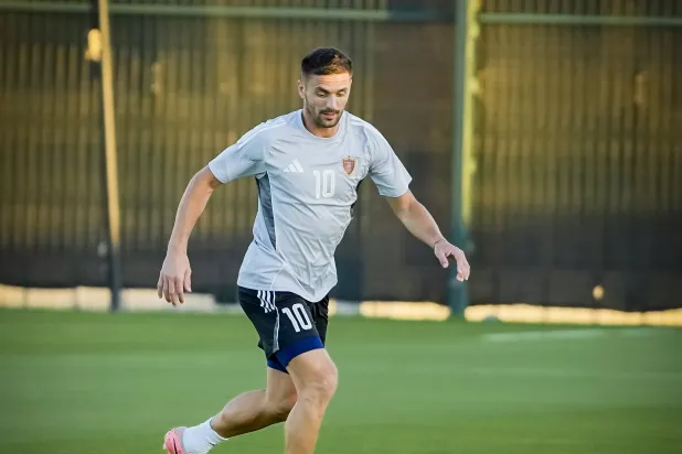 الصربي دوشان تاديتش لاعب فريق الوحدة الإماراتي (نادي الوحدة الإماراتي)