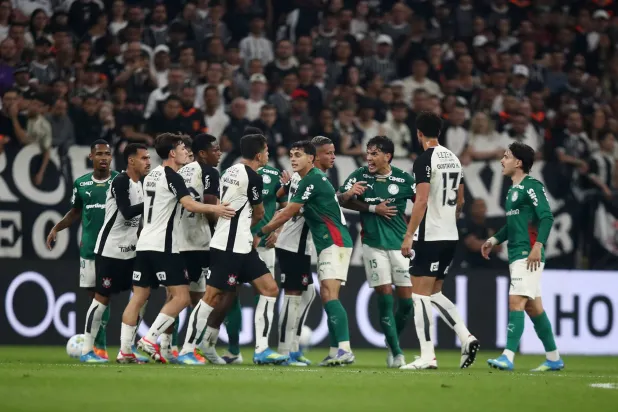 شهد ملعب نيو كيميكا أرينا أحداثاً مؤسفة عقب نهاية ديربي الدوري البرازيلي (رويترز)