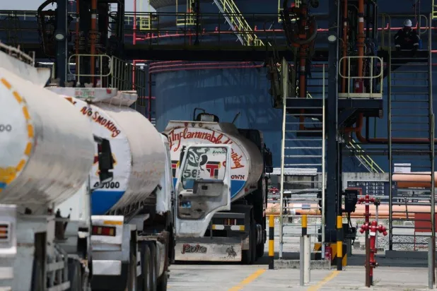 شاحنات نفط داخل مصفاة دانغوتي في لاغوس بنيجيريا (رويترز)