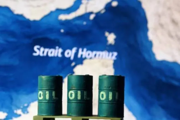 خريطة تُظهر مضيق هرمز وبراميل نفط مطبوعة بتقنية ثلاثية الأبعاد (رويترز)