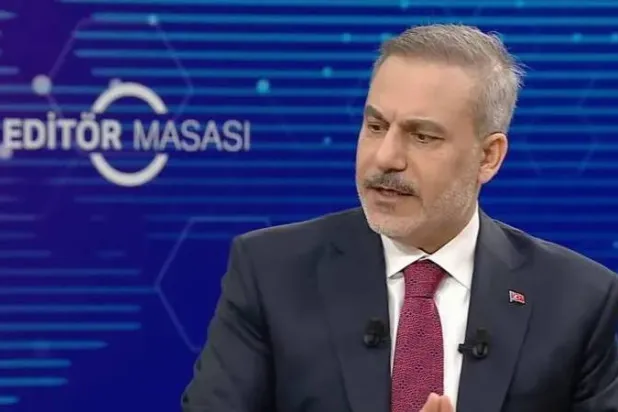 فيدان متحدثاً خلال مقابلة صحافية الاثنين 13 أبريل (إعلام تركي)