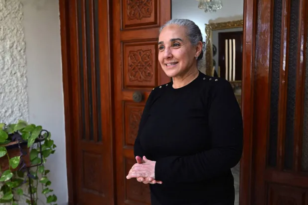 المحامية والحقوقية سنية الدهماني داخل شقتها في تونس يوم 27 نوفمبر 2025 بعد إطلاق سراحها المشروط من السجن (أ.ف.ب)