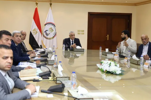 محادثات وزير الدولة للإنتاج الحربي المصري مع ممثلي شركة «باراسون» الهندية الاثنين في القاهرة (مجلس الوزراء المصري)