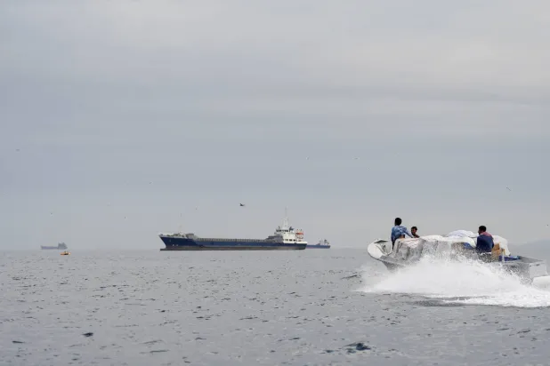 سفن وقارب في مضيق هرمز، 12 أبريل 2026 (رويترز)
