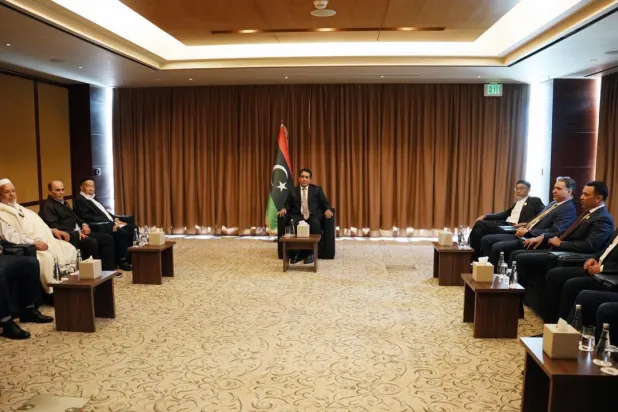 المنفي يستقبل عدداً من أعيان وحكماء ومشايخ مصراتة في لقاء مع المنفي يوم الأحد (المجلس الرئاسي الليبي)