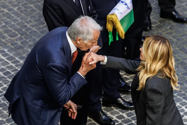 مالاغو يقبّل يد رئيسة وزراء إيطاليا ميلوني في أحد اللقاءات (د.ب.أ)