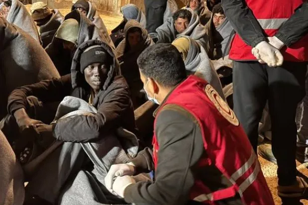 «الهلال الأحمر» الليبي يقدم الدعم لمهاجرين غير نظاميين تم انتشالهم من البحر يوم الاثنين (المكتب الإعلامي للهلال)
