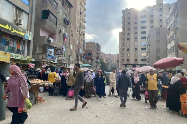 سوق شعبية في محافظة الجيزة بمصر (الشرق الأوسط)
