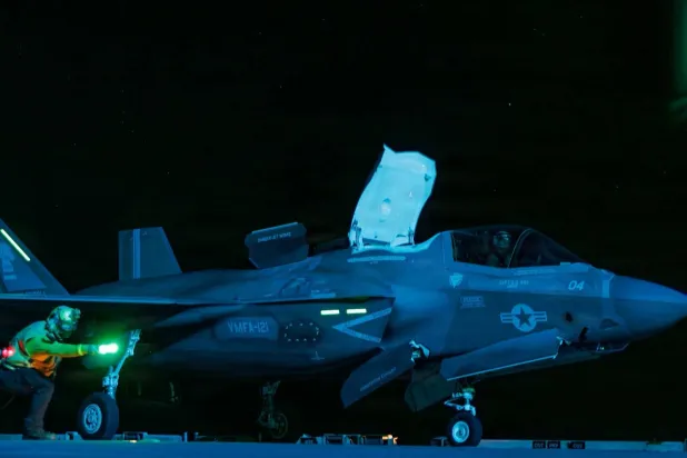 صورة نشرتها سنتكوم أمس من حاملة «يو إس إس تريبولي» الخاصة باللهجوم البرمائي أثناء عمليات طيران في بحر العرب 