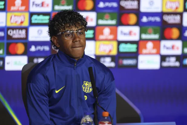 لامين جمال نجم برشلونة الصاعد (إ.ب.أ)