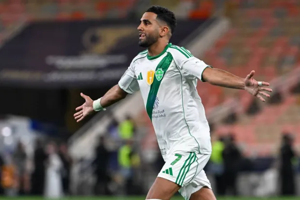 محرز محتفلاً بهدف الفوز القاتل (تصوير: علي خمج)
