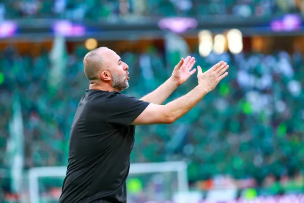 بلماضي يوجه لاعبيه خلال المباراة (تصوير: علي خمج)