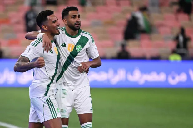 الجزائري رياض محرز لاعب فريق الأهلي يحتفل رفقة غالينو (تصوير: علي خمج)