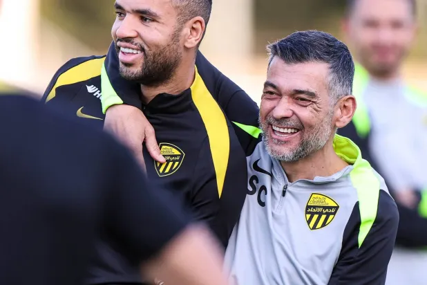 كونسيساو يمازح لاعبه النصيري خلال التدريبات (موقع النادي)