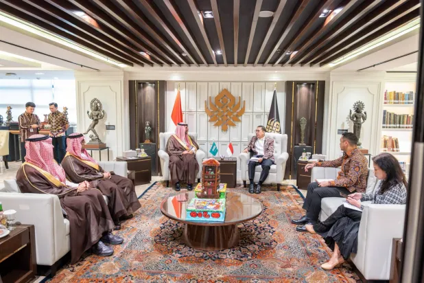 الأمير بدر بن عبد الله بن فرحان لدى لقائه الدكتور فضلي زون في جاكرتا الاثنين (وزارة الثقافة السعودية)