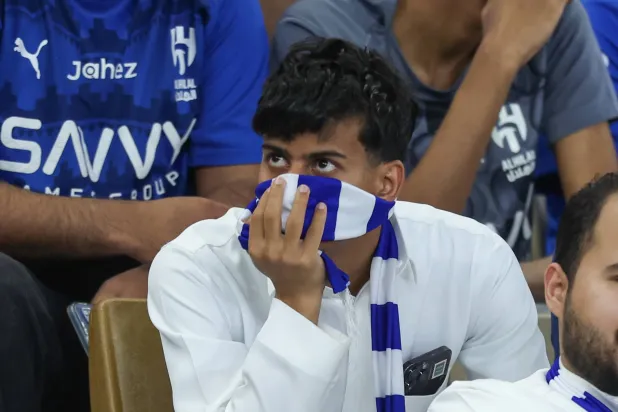 مشجع هلالي حزين بعد نهاية المواجهة (تصوير: محمد المانع)