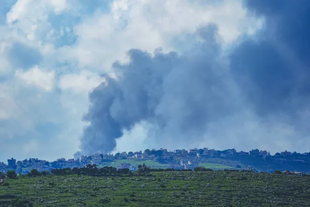 دخان يتصاعد إثر غارة إسرائيلية على بنت جبيل في جنوب لبنان (رويترز)