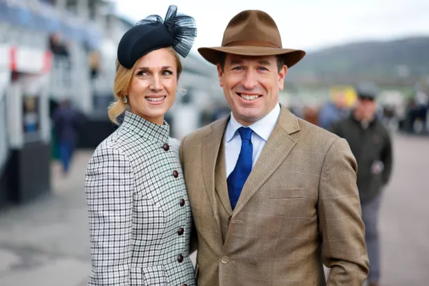 حفيد الملكة إليزابيث بيتر فيليبس وعروسه الممرضة هارييت سبيرلنغ (غيتي)