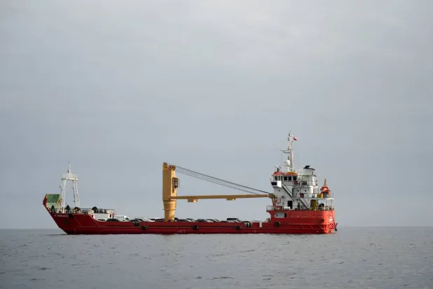 سفينة في مضيق هرمز (رويترز)