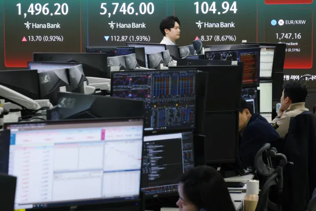 لوحة في غرفة التداول ببنك هانا تظهر ارتفاع سعر صرف الوون مقابل الدولار وأسعار النفط، مع انخفاض مؤشر «كوسبي» (إ.ب.أ)