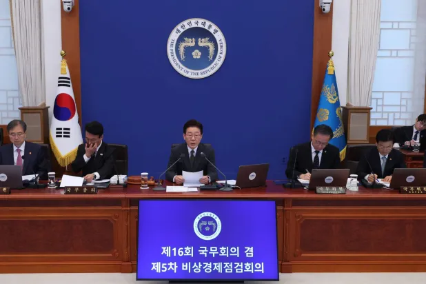 الرئيس الكوري الجنوبي لي جاي ميونغ يحضر اجتماعاً لمجلس الوزراء في القصر الرئاسي بسيول (د.ب.أ)