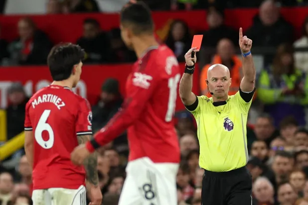 الحكم بول تيرني طرد المدافع الأرجنتيني ليساندرو مارتينيز خلال الخسارة أمام ليدز (رويترز)