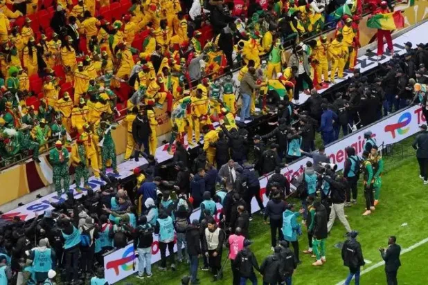 جماهير سنغالية تسببت في شغب بنهائي كأس الأمم الأفريقية (رويترز)