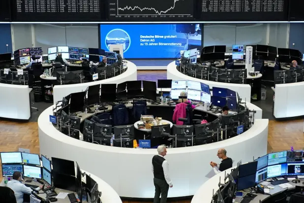 رسم بياني لمؤشر الأسهم الألماني «داكس» في بورصة فرانكفورت (رويترز)