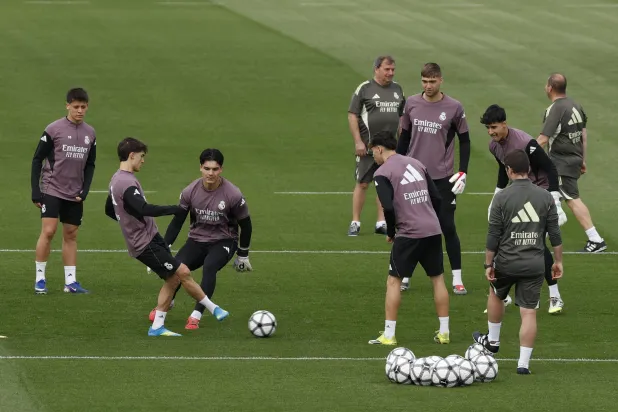 أعلن فريق ريال مدريد قائمة لاعبي فريقه التي ستواجه بايرن ميونيخ (إ.ب.أ)