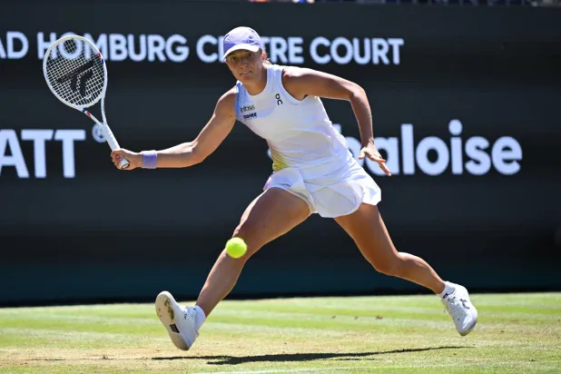 FILED - 28 June 2025, Hesse, Bad Homburg: Polish tennis player Iga Swiatek in action against US Jessica Pegula during their women's singles final match of the Bad Homburg Open Tennis Tournament. Photo: Arne Dedert/dpa