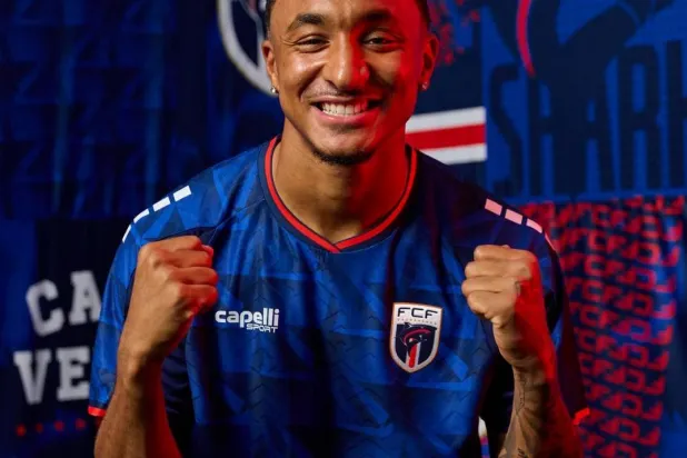 حمل القميصان تفاصيل رمزية مرتبطة بهوية البلاد (حساب الرأس الأخضر في «فيسبوك»)