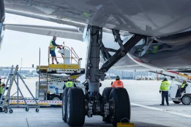 موظفو «مينزيز» في أحد المطارات (الشركة)