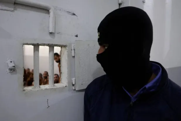 الولايات المتحدة أنجزت عملية نقل أكثر من 5700 سجين من المشتبه بانتمائهم إلى «داعش» من سوريا إلى العراق (أرشيفية - رويترز)