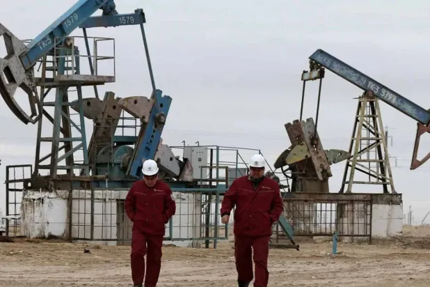 حفارات تعمل بحقل للنفط والغاز في كازاخستان (رويترز)