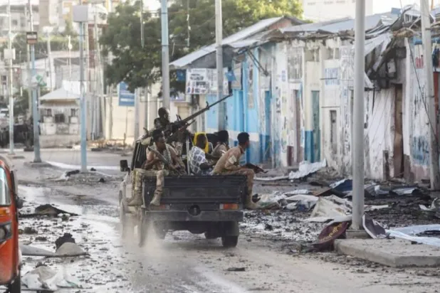 عناصر أمن صوماليون خلال دورية في مقديشو (أرشيفية- رويترز)
