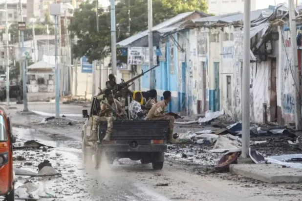 Somali güvenlik personeli Mogadişu'da devriye gezerken (Arşiv- Reuters)