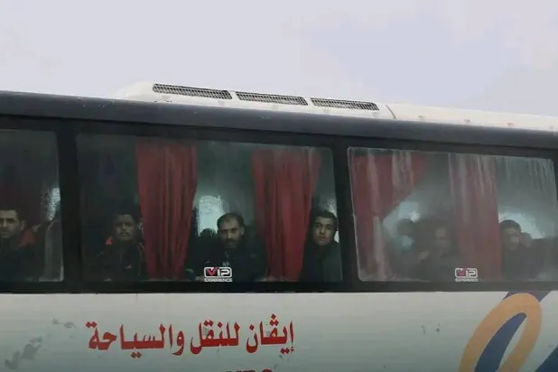 حافلة تحمل معتقلين من سجن جركين بمحيط القامشلي بعد الإفراج عنهم من «قسد» وفق اتفاق 29 يناير (مرصد الحسكة)