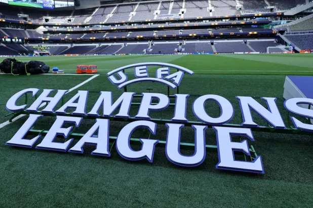 رفض «يويفا» الشكوى التي تقدّم بها برشلونة على خلفية التحكيم (رويترز)