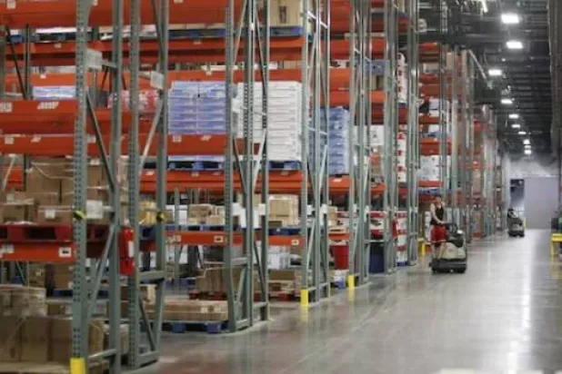 رفوف مكدّسة بالبضائع داخل مركز توزيع تابع لشركة «وول مارت ستورز إنك» في مدينة بينتونفيل بولاية أركنساس (أرشيفية - رويترز)