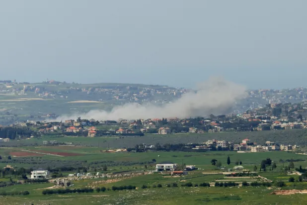 تصاعد الدخان من موقع غارة جوية إسرائيلية استهدفت بلدة زوطر الشرقية في جنوب لبنان (أ.ف.ب)