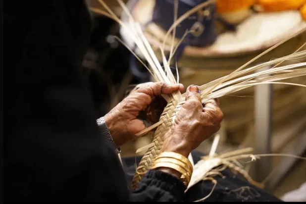 صناعة الخوص بسعف النخيل (واس)