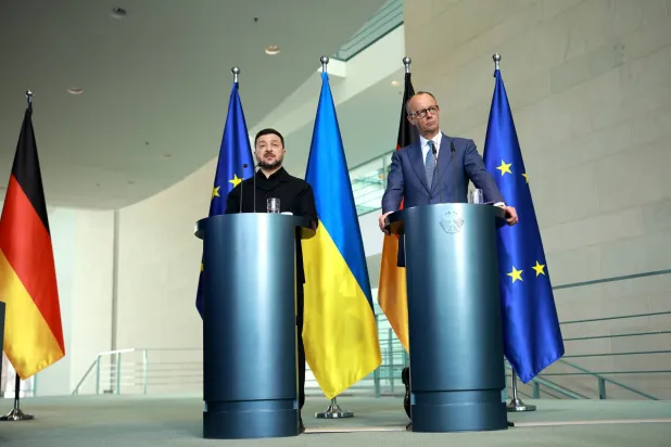المستشار الألماني فريدريتش ميرتس والرئيس الأوكراني فولوديمير زيلينسكي بمؤتمر صحافي مشترك في برلين الثلاثاء (إ.ب.أ)