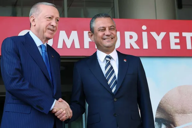 رئيس حزب «الشعب الجمهوري» أوزغور أوزيل خلال استقباله الرئيس رجب طيب إردوغان أمام مقر الحزب في أنقرة في إطار تبادل للزيارات عقب الانتخابات المحلية عام 2024 في إطار مبادرته للتطبيع السياسي في تركيا (حساب الحزب في إكس)